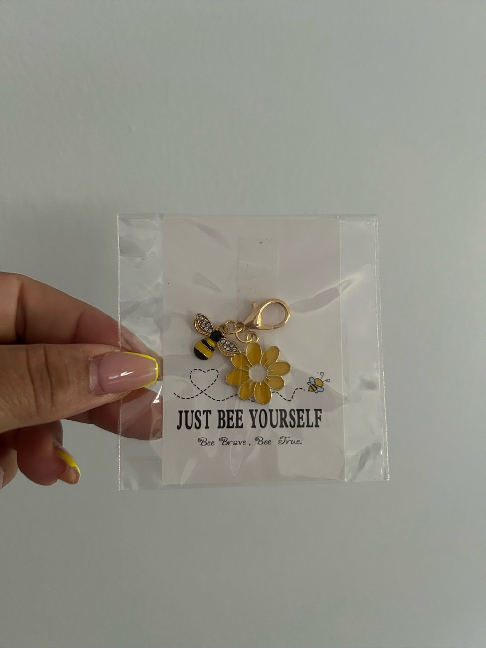 🔥4 for $25 Bee Yellow Daisy Charm Y2K Bag Charm Gift - Picture 2 of 2